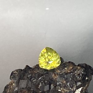 Prachtige limoengroene sfeen (titaniet)