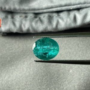 Intens blauwachtig groene smaragd uit Zambia