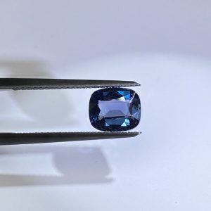 Grijsachtige blauwe spinel