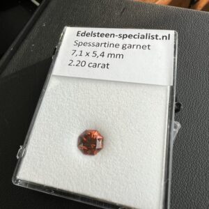 Achthoekige spessartien granaat