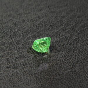 Groene tsavoriet granaat
