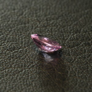 Paarsachtig roze saffier