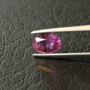 Paarsachtig roze saffier