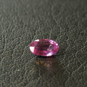 Paarsachtig roze saffier
