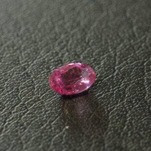 Paarsachtig roze saffier