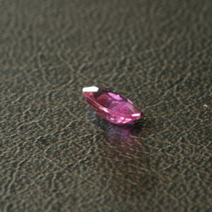 Paarsachtig roze saffier