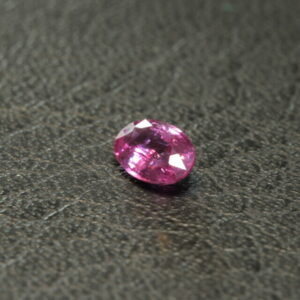 Paarsachtig roze saffier
